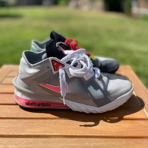 Men’s Nike LeBron 18 Looney Tunes “Bugs and Marvin” size 8